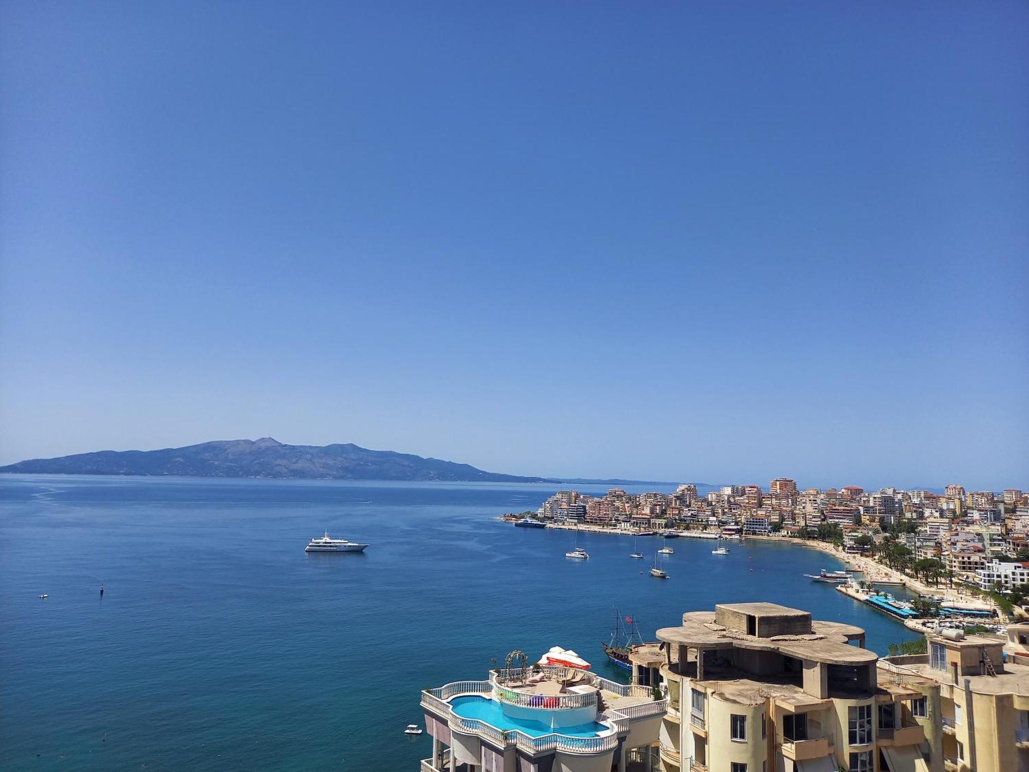 Bay View Apartment Sarande Bagian luar foto
